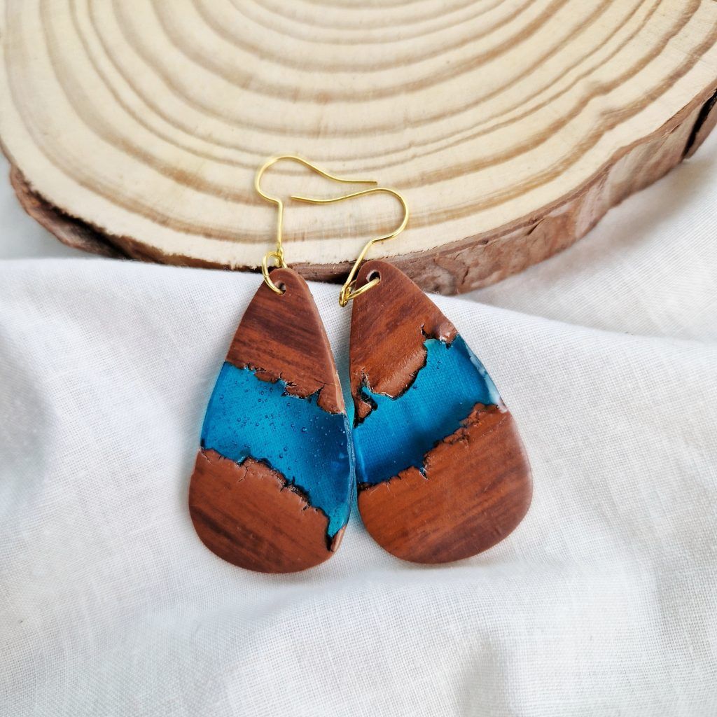 Pendientes de arcilla polimérica imitación madera y resina UV