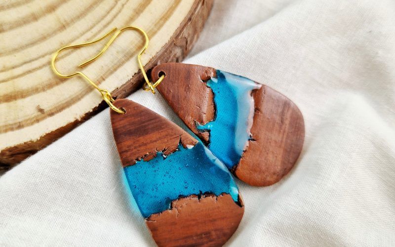 pendientes arcilla polimérica imitación madera y resina UV
