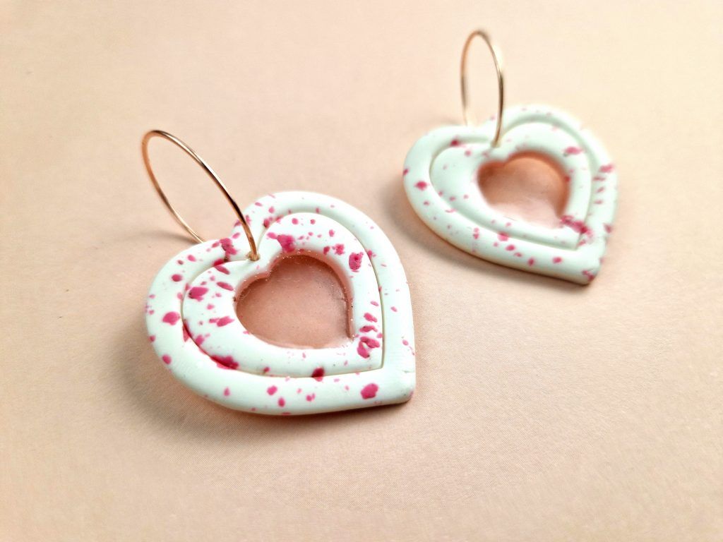 Pendientes imitación terrazo corazones con resina UV