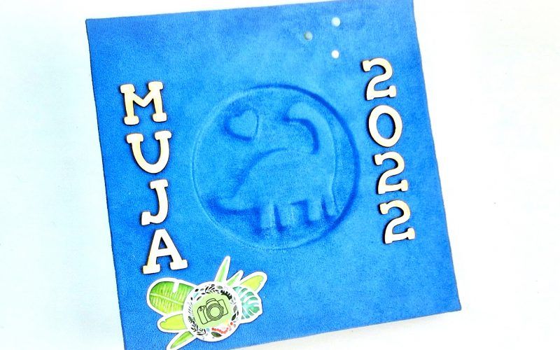 álbum de scrapbooking con portada repujada