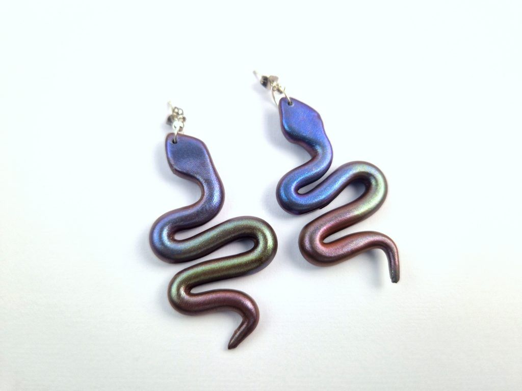 Pendientes en forma de serpiente en arcilla polimérica
