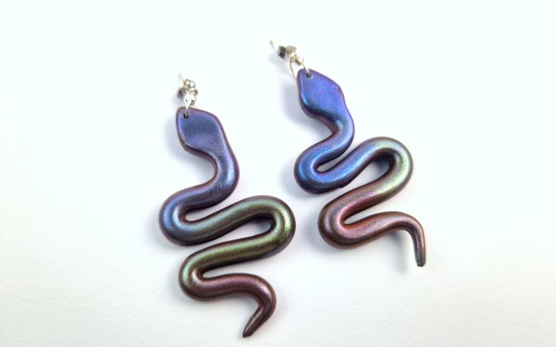 pendientes en forma de serpiente en arcilla polimérica