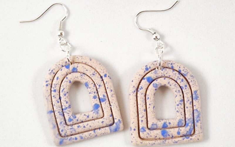 pendientes de arcilla polimérica decorada con manchas de pintura