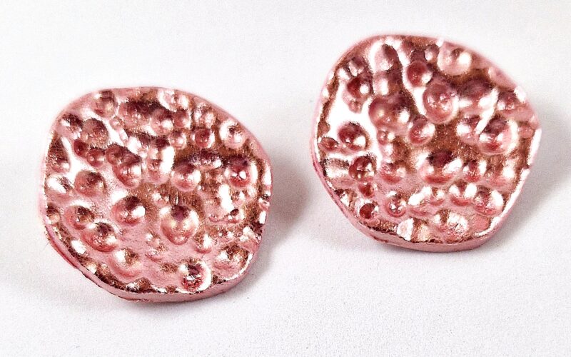 Pendientes imitación metal martillado en arcilla polimérica