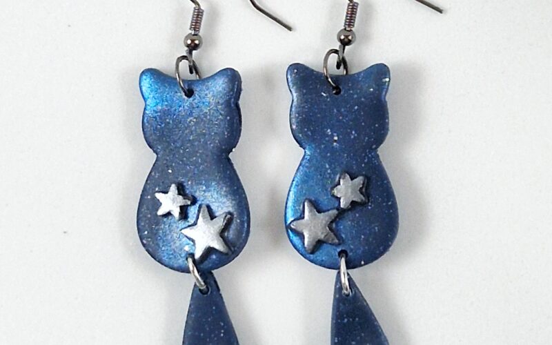 pendientes de gatitos galácticos en arcilla polimérica