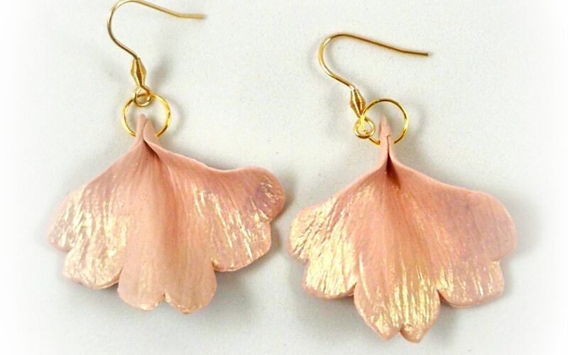 Pendientes de pétalos con textura en arcilla polimérica